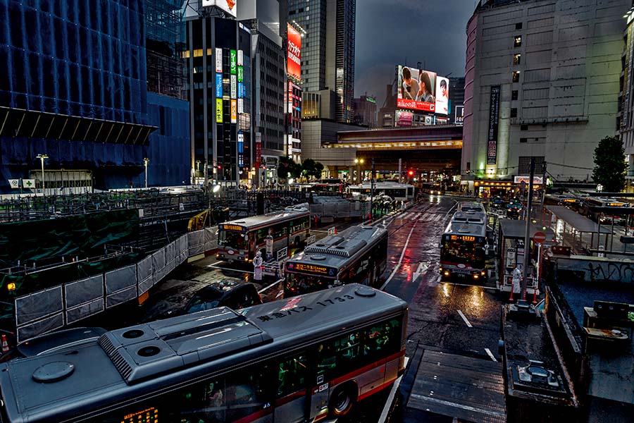 夜の雨渋谷バスターミナル