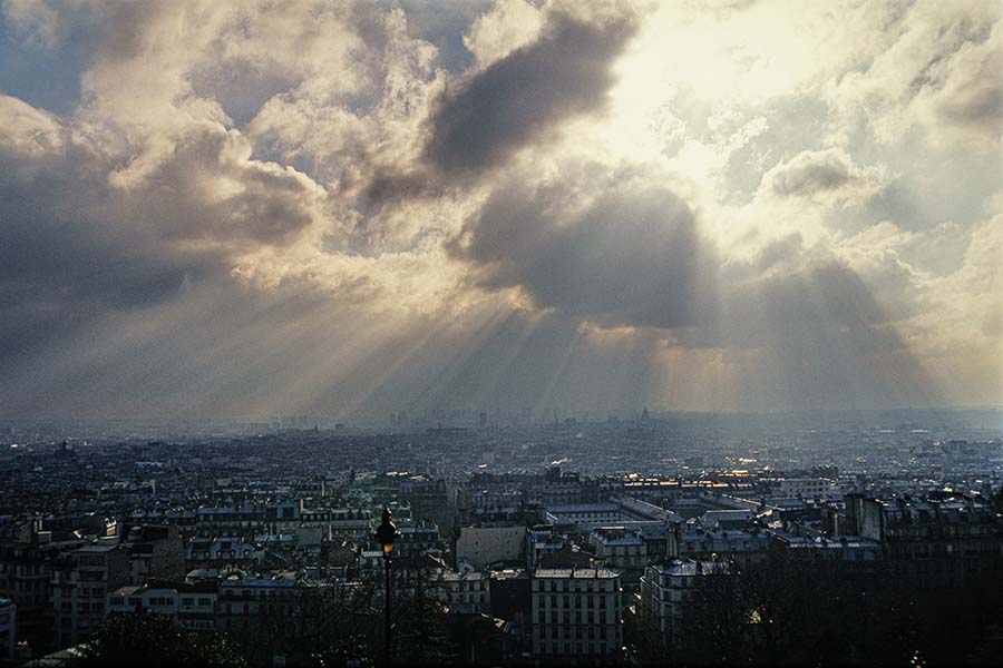 パリ雲間からの光